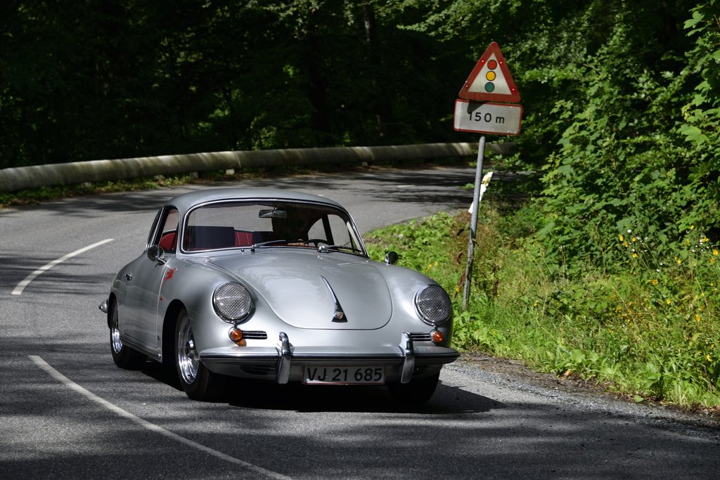 Udenfor løbet vistes en kortege af Porsche-biler fra fabrikkens første 25 år med modeller som 356, 912, 914 med flere. Her er det Bo Overgaard fra Frederiksberg der i sin 356 B Model S fra 1963 suser op ad Munkebjerg.
(Foto: Michael Eisenberg)